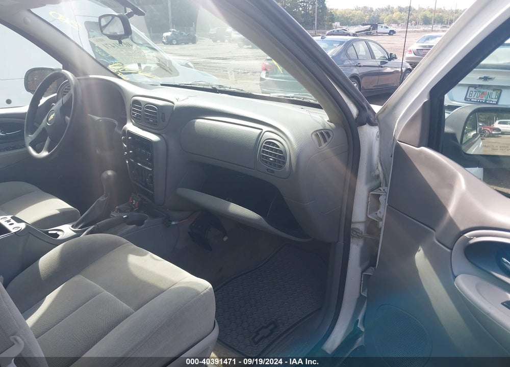 2005 CHEVROLET TRAILBLAZER LS VIN: 1GNDT13S952228741