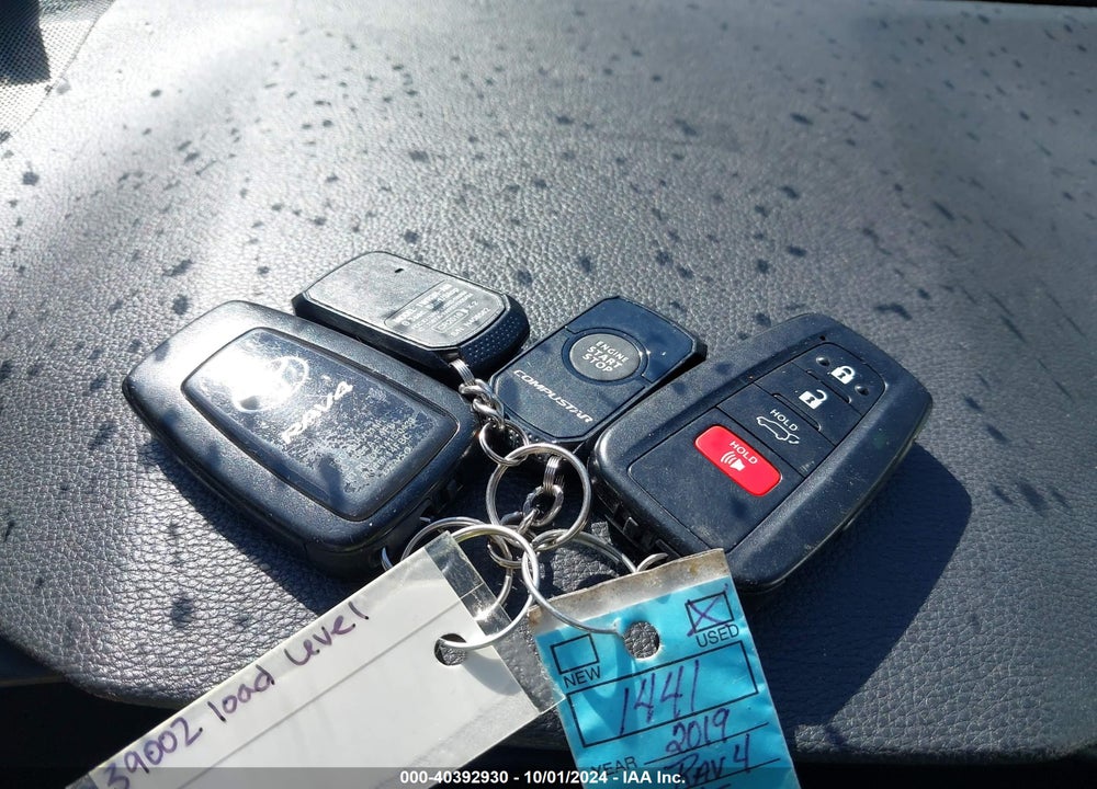 2019 TOYOTA RAV4 XLE PREMIUM VIN: JTMA1RFV1KD006247
