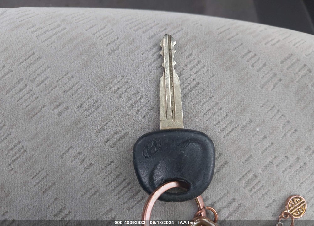 2004 HYUNDAI ELANTRA GLS/GT VIN: KMHDN46D14U769881
