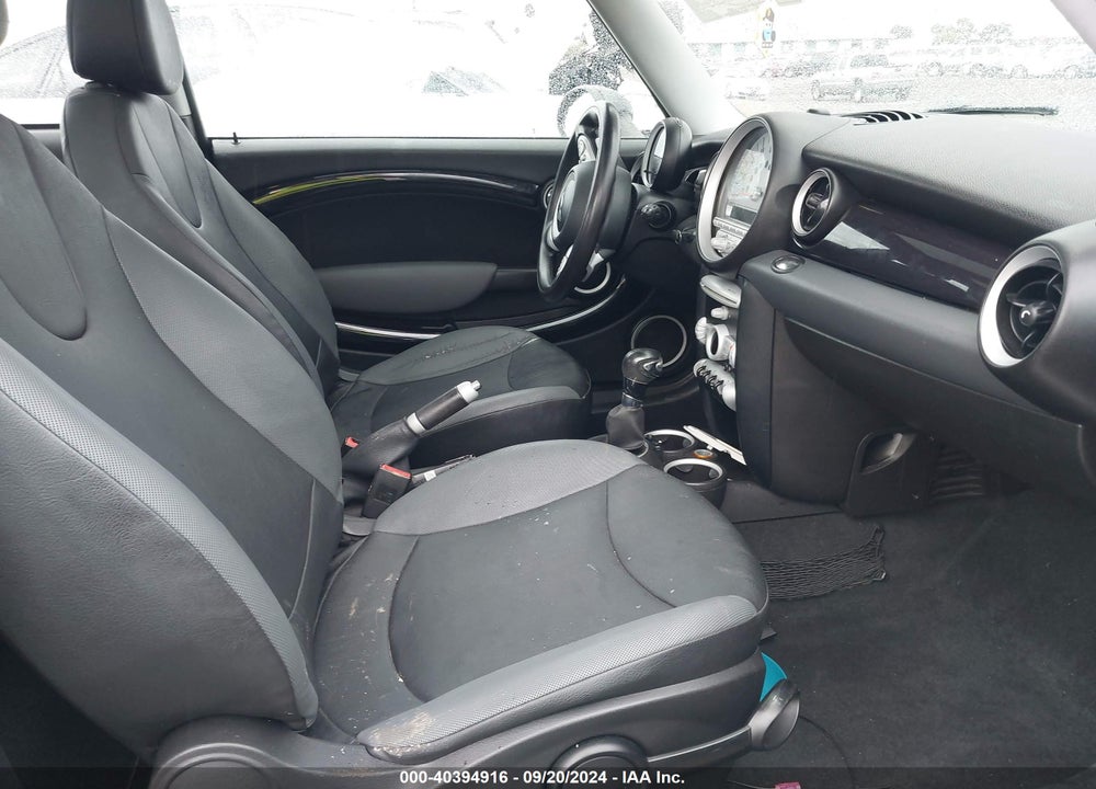 2009 MINI COOPER VIN: WMWMF33569TW71027