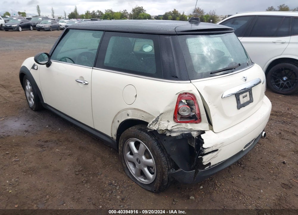 2009 MINI COOPER VIN: WMWMF33569TW71027