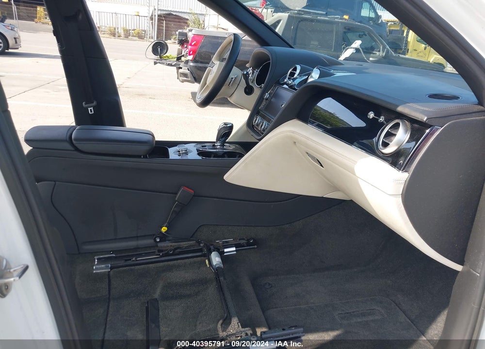 2020 BENTLEY BENTAYGA HYBRID VIN: SJAAJ2ZV5LC027470