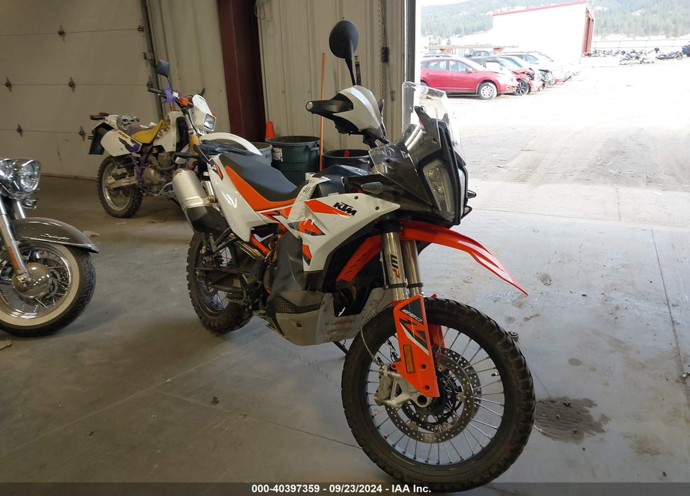 2024 KTM 890 ADVENTURE R VIN: VBKTR6405RM881850