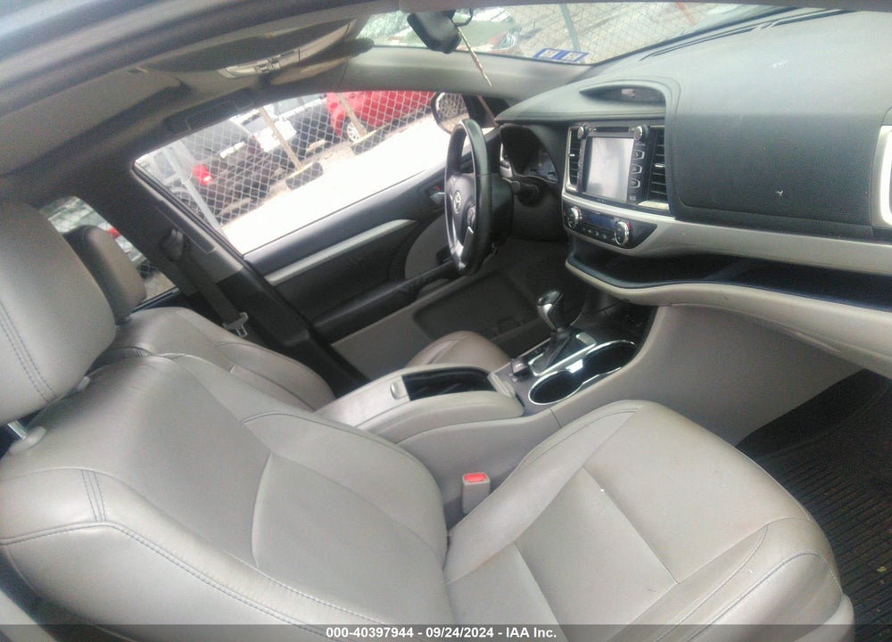 2015 TOYOTA HIGHLANDER XLE V6 VIN: 5TDJKRFH1FS210905
