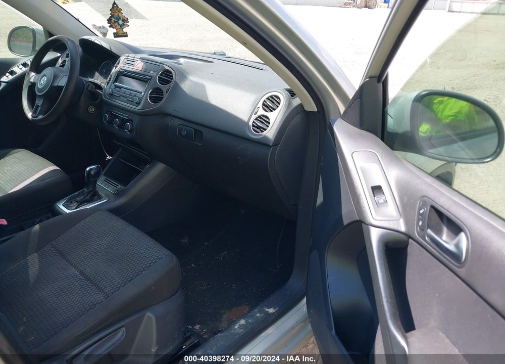 2011 VOLKSWAGEN TIGUAN S VIN: WVGAV7AX3BW530811