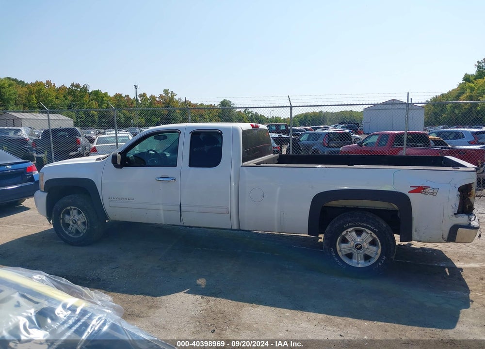 2011 CHEVROLET SILVERADO 1500 LT VIN: 1GCRKSE00BZ212868