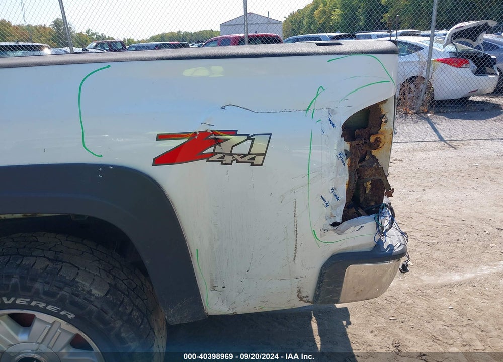2011 CHEVROLET SILVERADO 1500 LT VIN: 1GCRKSE00BZ212868