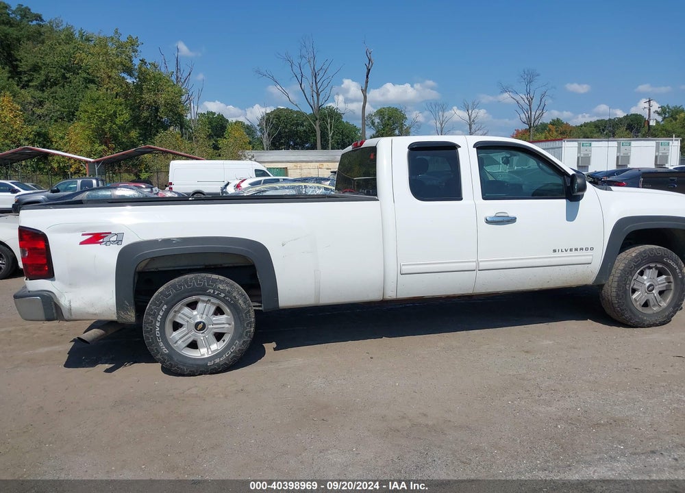 2011 CHEVROLET SILVERADO 1500 LT VIN: 1GCRKSE00BZ212868
