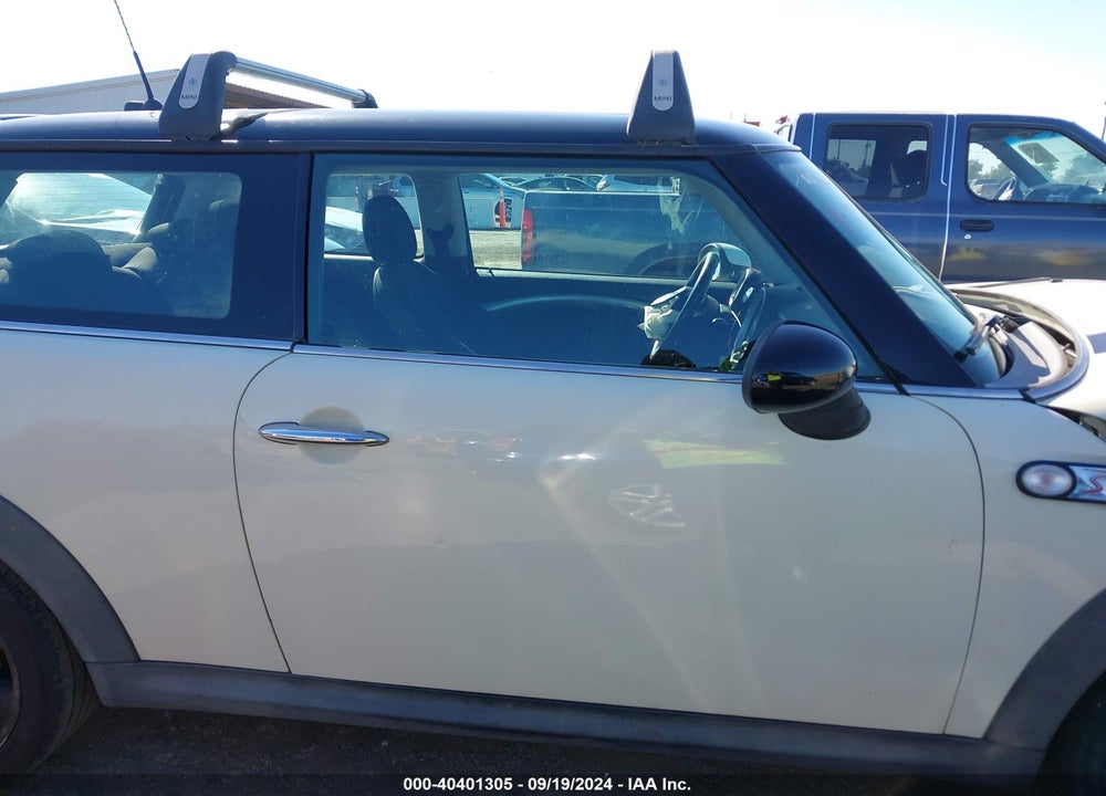 2007 MINI COOPER S VIN: WMWMF73557TT81916