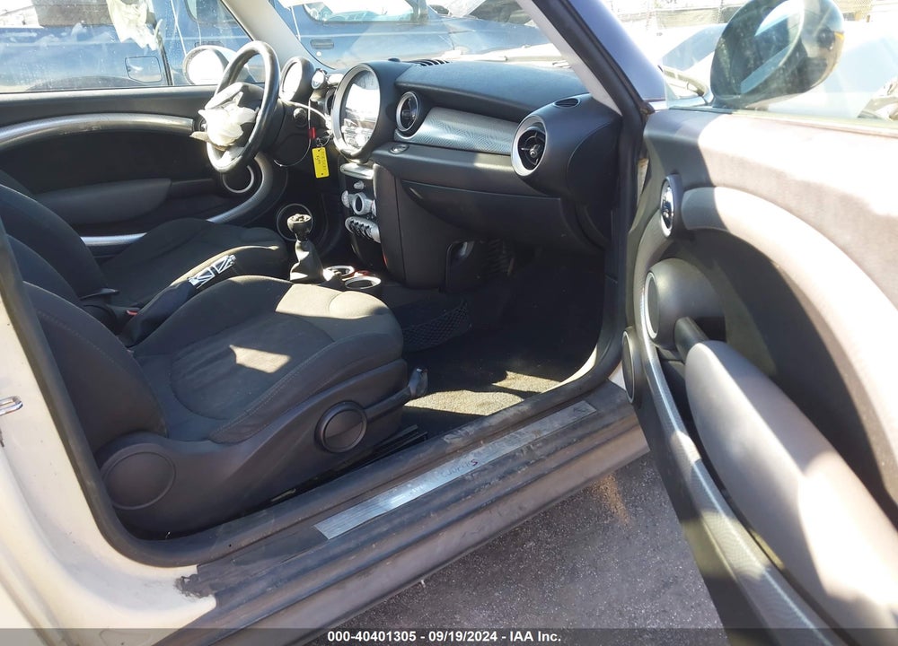 2007 MINI COOPER S VIN: WMWMF73557TT81916
