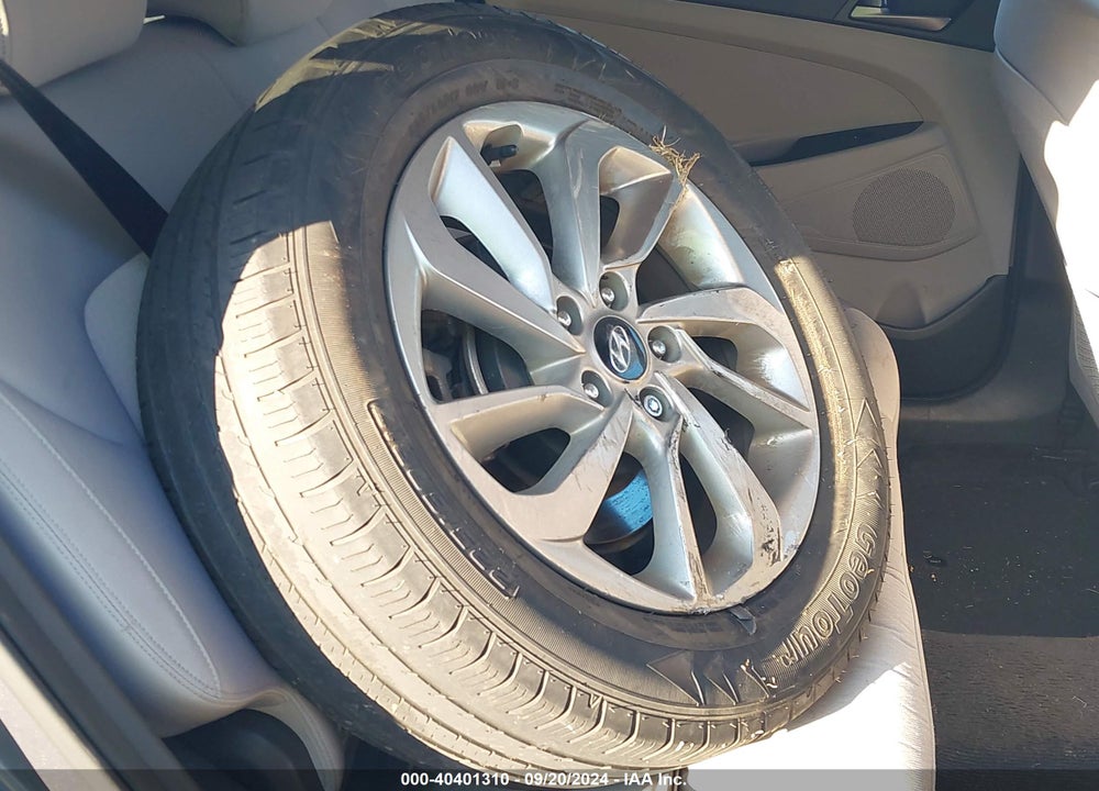 2017 HYUNDAI TUCSON SE VIN: KM8J33A44HU517820
