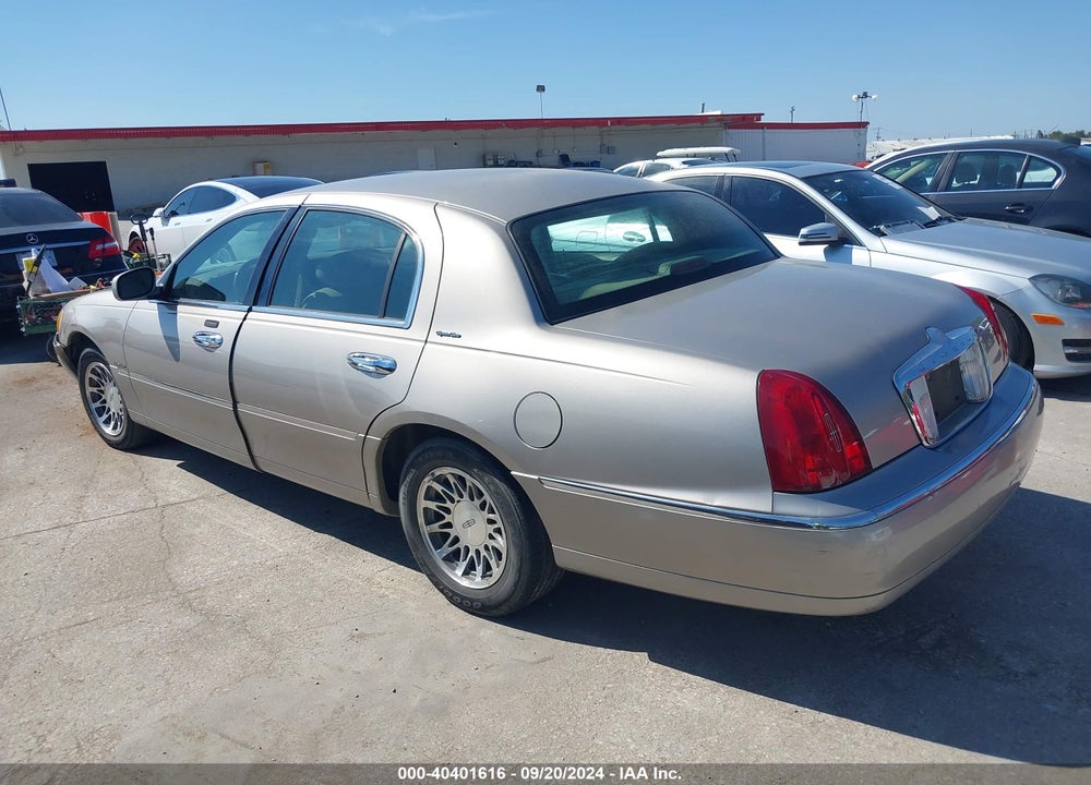 2002 LINCOLN TOWN CAR SIGNATURE VIN: 1LNHM82W12Y624011