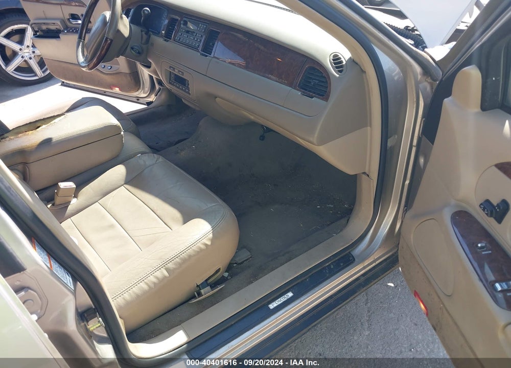2002 LINCOLN TOWN CAR SIGNATURE VIN: 1LNHM82W12Y624011