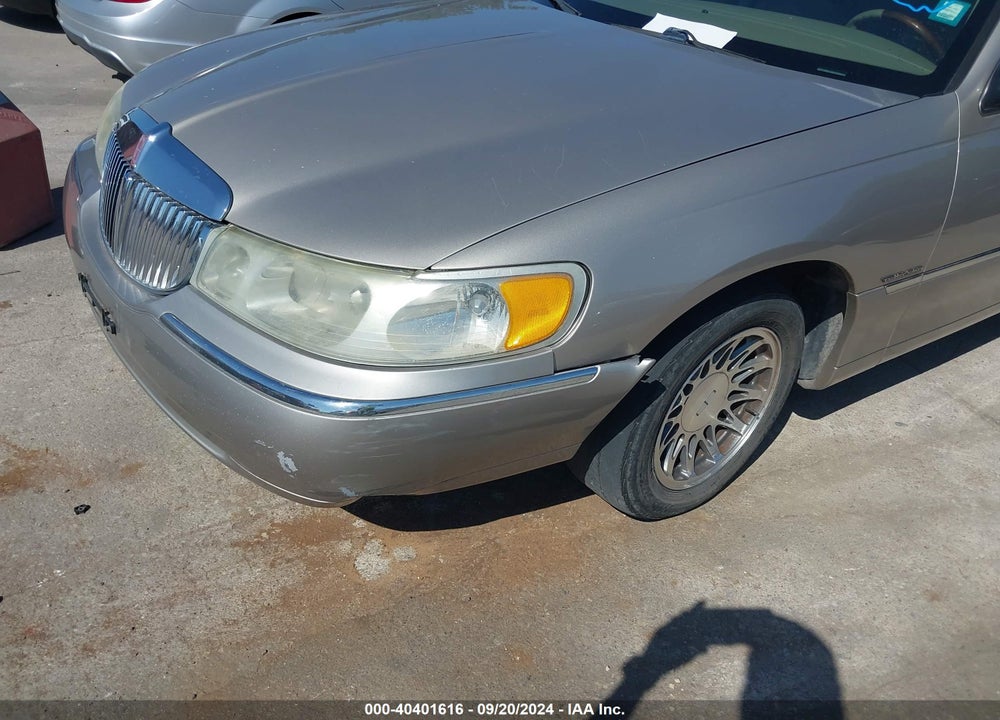 2002 LINCOLN TOWN CAR SIGNATURE VIN: 1LNHM82W12Y624011