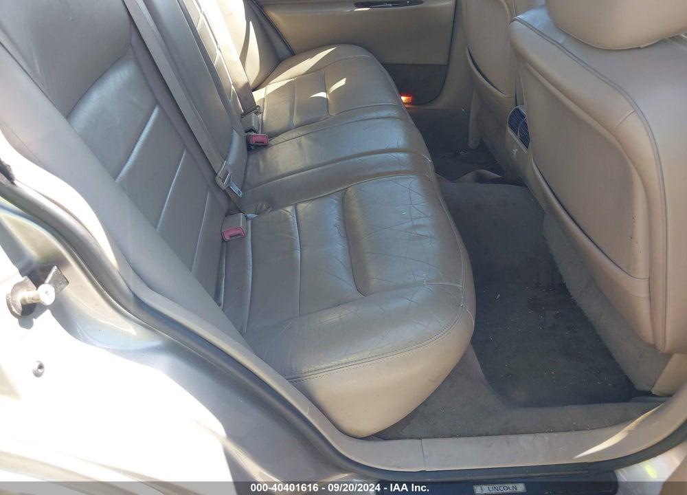 2002 LINCOLN TOWN CAR SIGNATURE VIN: 1LNHM82W12Y624011