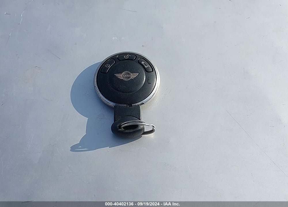 2011 MINI COOPER VIN: WMWSU3C58BT252034