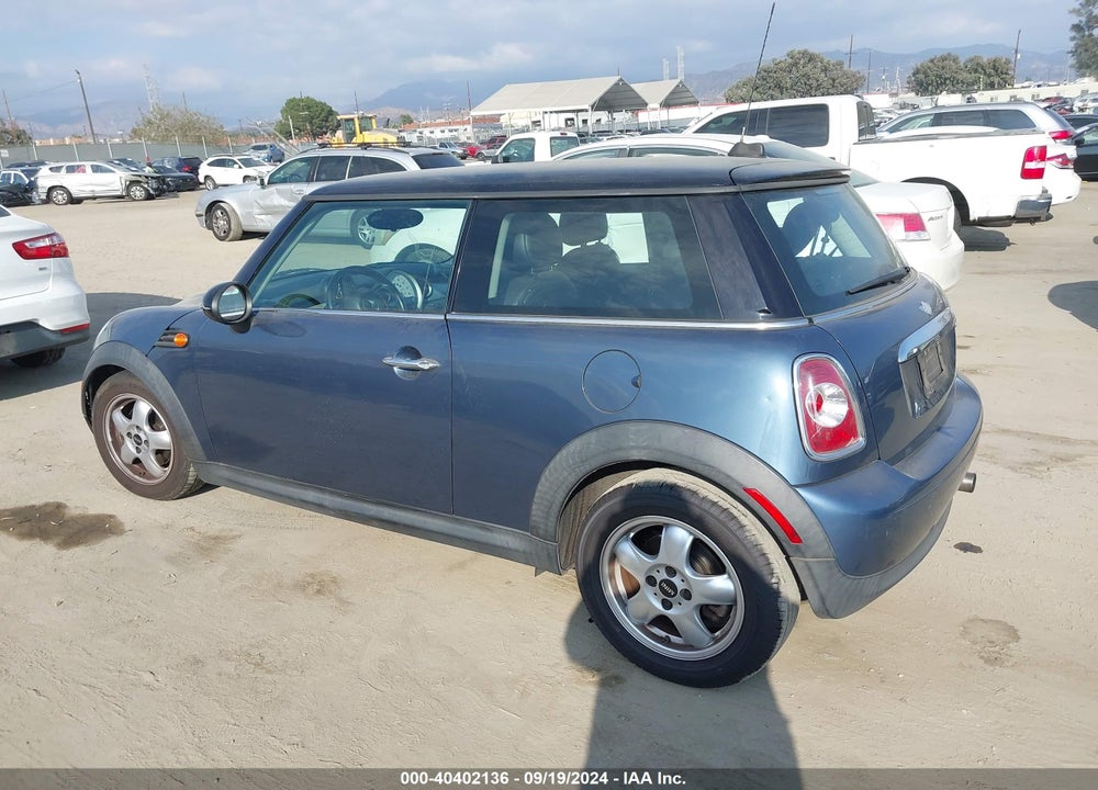 2011 MINI COOPER VIN: WMWSU3C58BT252034