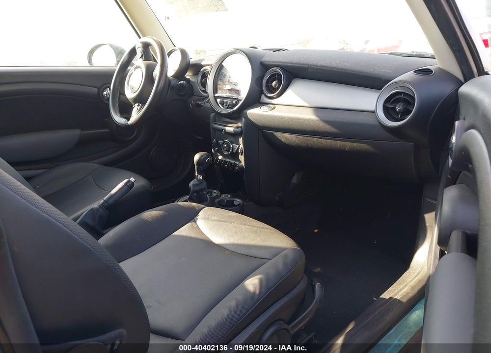 2011 MINI COOPER VIN: WMWSU3C58BT252034