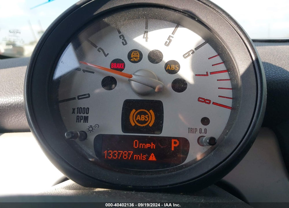 2011 MINI COOPER VIN: WMWSU3C58BT252034