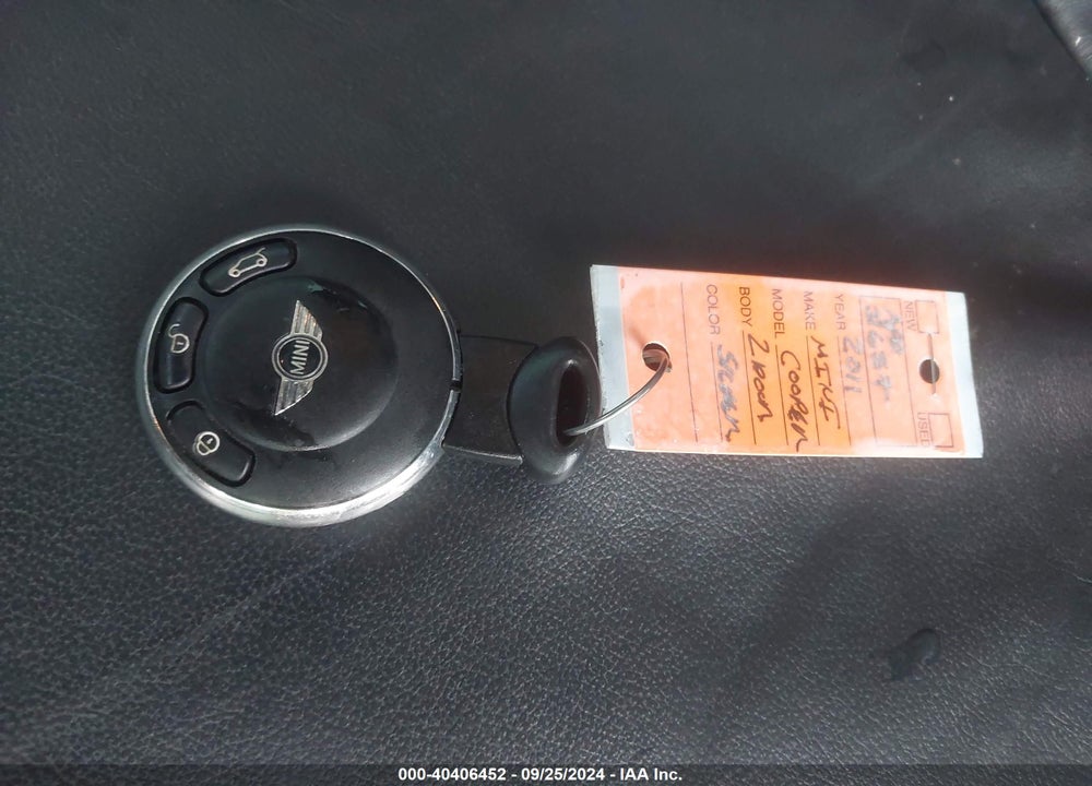 2011 MINI COOPER VIN: WMWSU3C58BTX96923