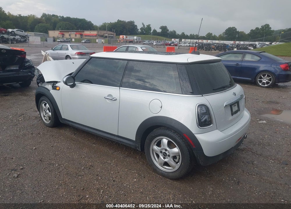 2011 MINI COOPER VIN: WMWSU3C58BTX96923