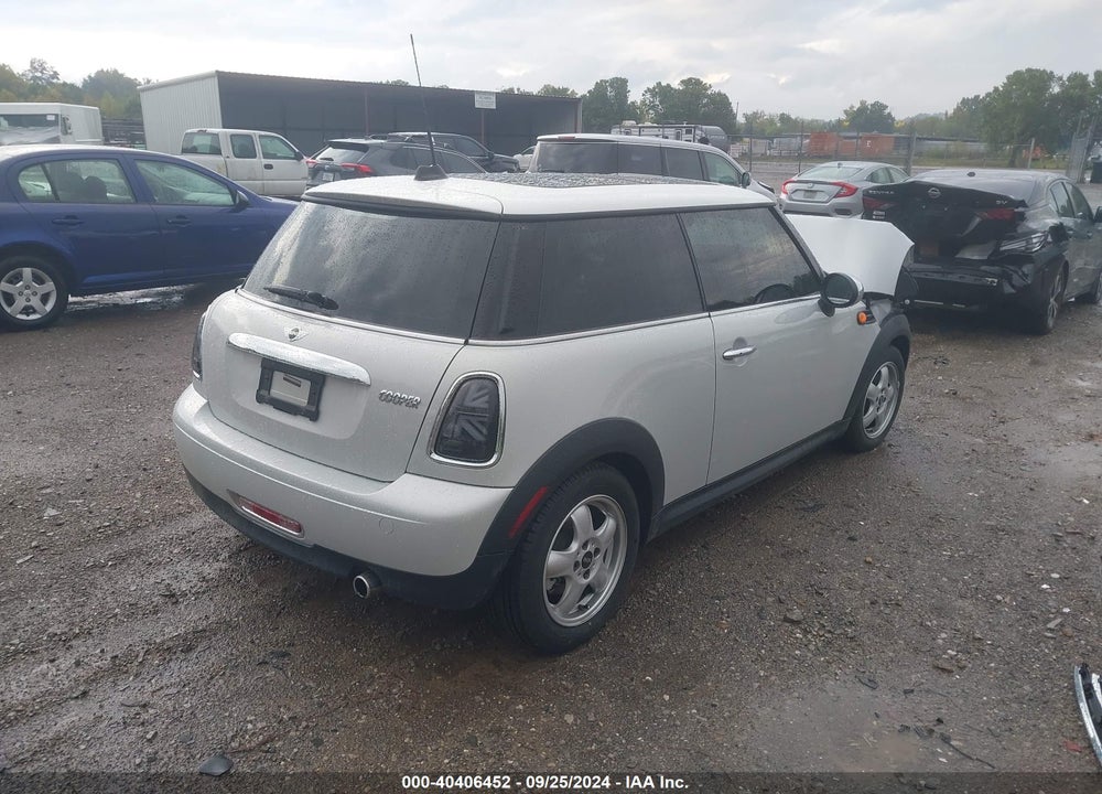 2011 MINI COOPER VIN: WMWSU3C58BTX96923