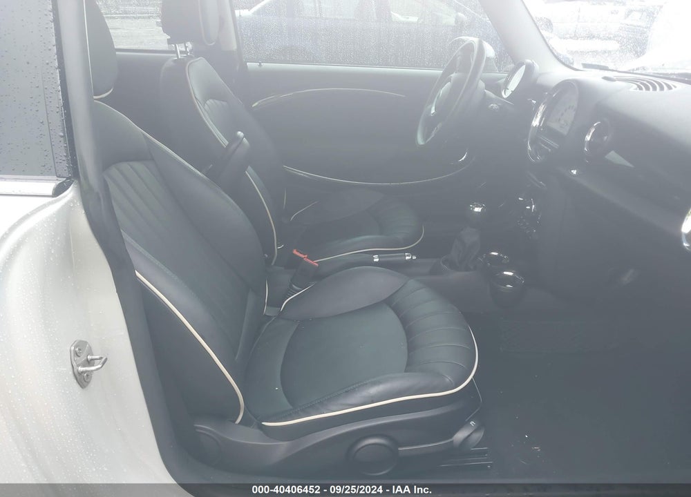 2011 MINI COOPER VIN: WMWSU3C58BTX96923