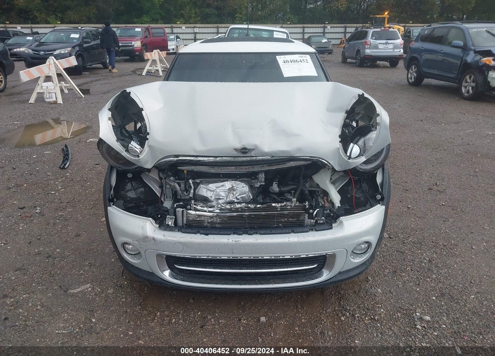 2011 MINI COOPER VIN: WMWSU3C58BTX96923