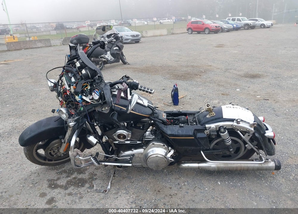2011 HARLEY-DAVIDSON FLHX VIN: 1HD1KB414BB620529