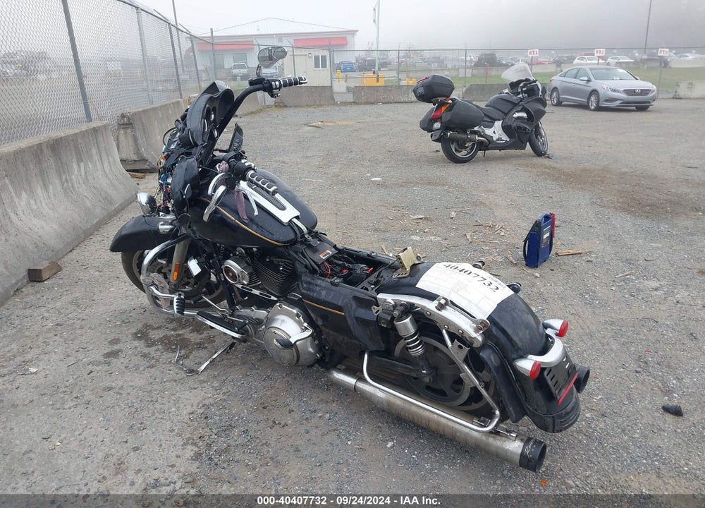 2011 HARLEY-DAVIDSON FLHX VIN: 1HD1KB414BB620529