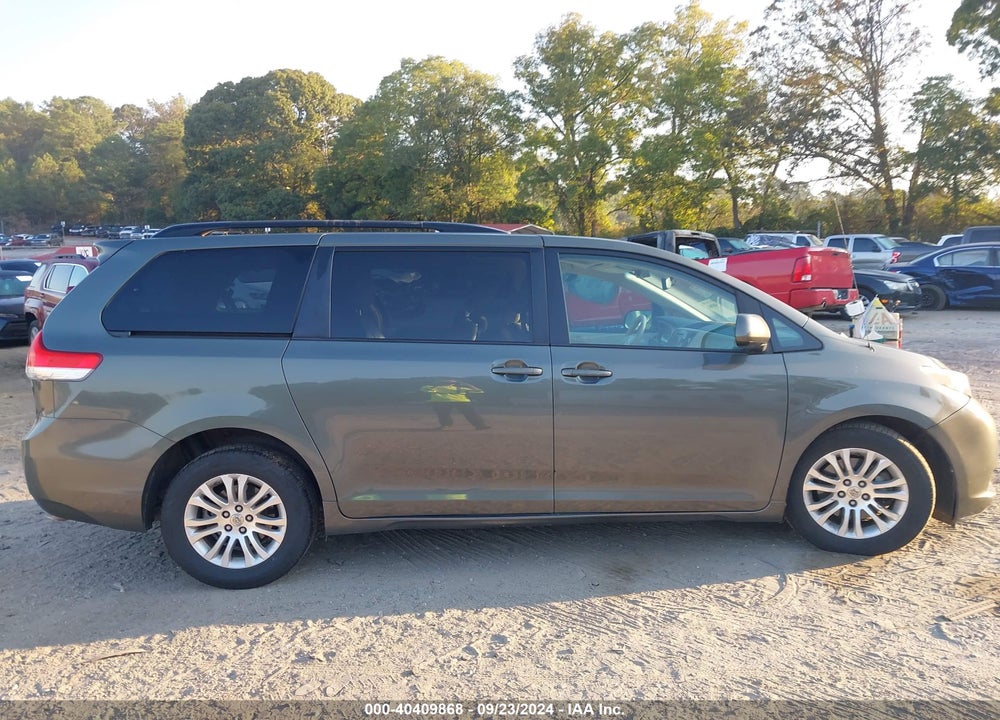 2014 TOYOTA SIENNA XLE V6 8 PASSENGER VIN: 5TDYK3DC8ES429538