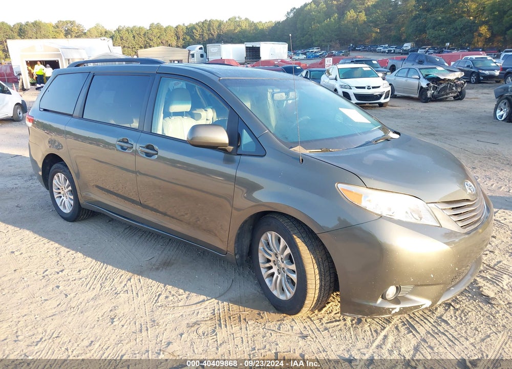 2014 TOYOTA SIENNA XLE V6 8 PASSENGER VIN: 5TDYK3DC8ES429538