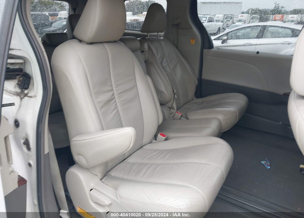 2011 TOYOTA SIENNA XLE V6 VIN: 5TDYK3DC1BS152968