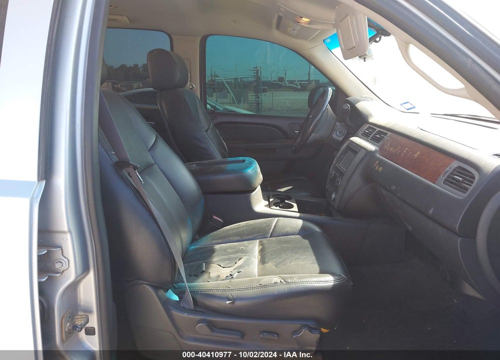2011 GMC YUKON SLE VIN: 1GKS2AE06BR228847