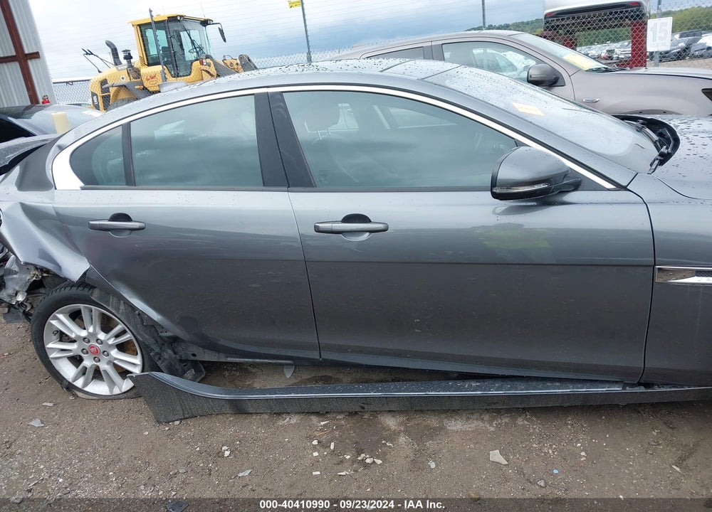 2018 JAGUAR XE VIN: SAJAD4FX0JCP29900
