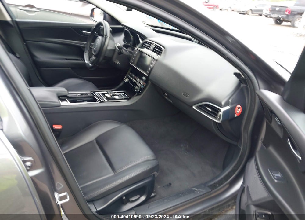 2018 JAGUAR XE VIN: SAJAD4FX0JCP29900