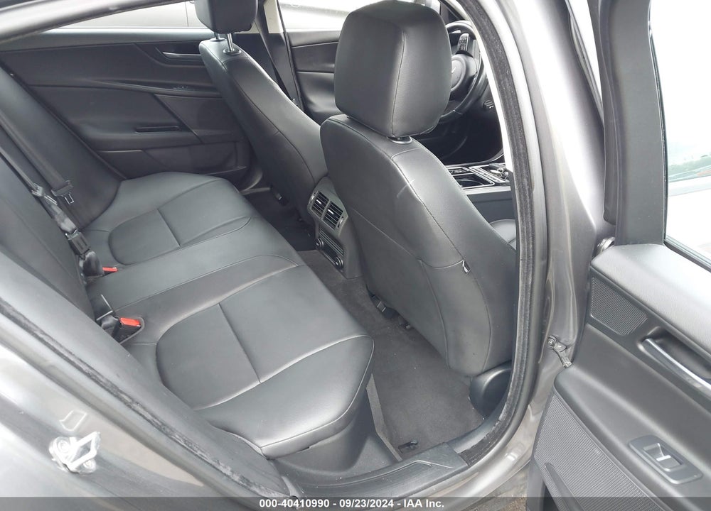 2018 JAGUAR XE VIN: SAJAD4FX0JCP29900