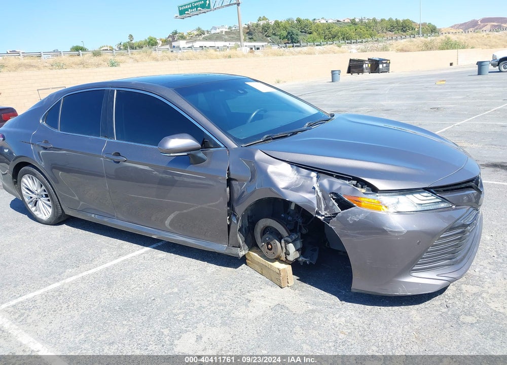 2018 TOYOTA CAMRY XLE VIN: 4T1B11HK5JU039447