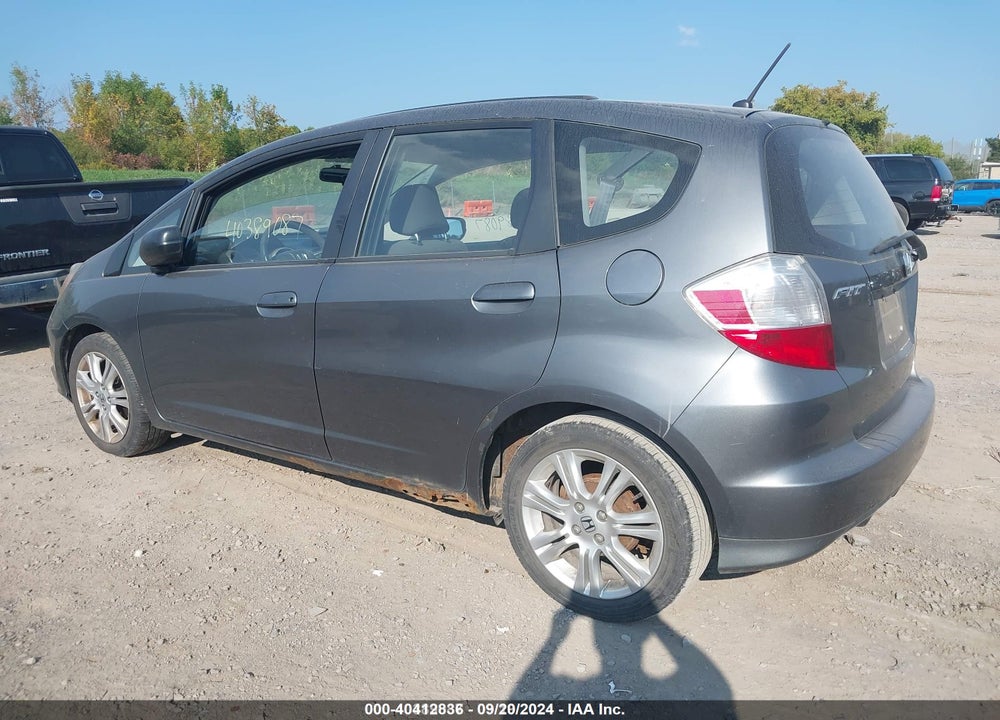 2011 HONDA FIT VIN: JHMGE8H3XBC005672