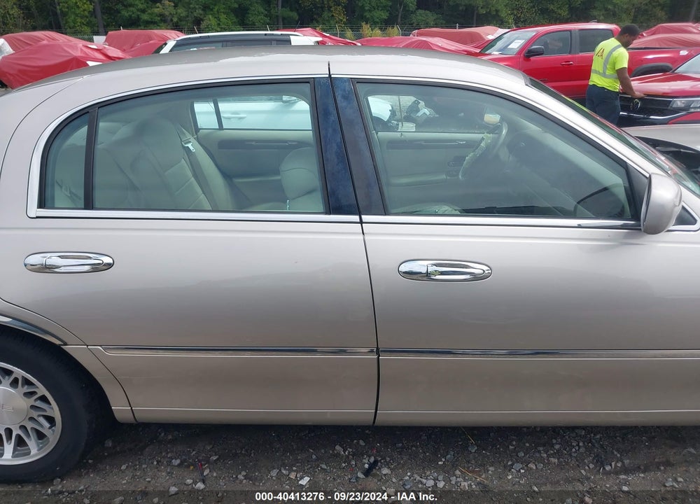 2002 LINCOLN TOWN CAR SIGNATURE VIN: 1LNHM82W62Y661863