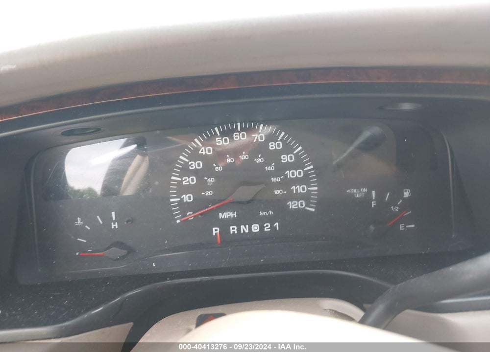 2002 LINCOLN TOWN CAR SIGNATURE VIN: 1LNHM82W62Y661863