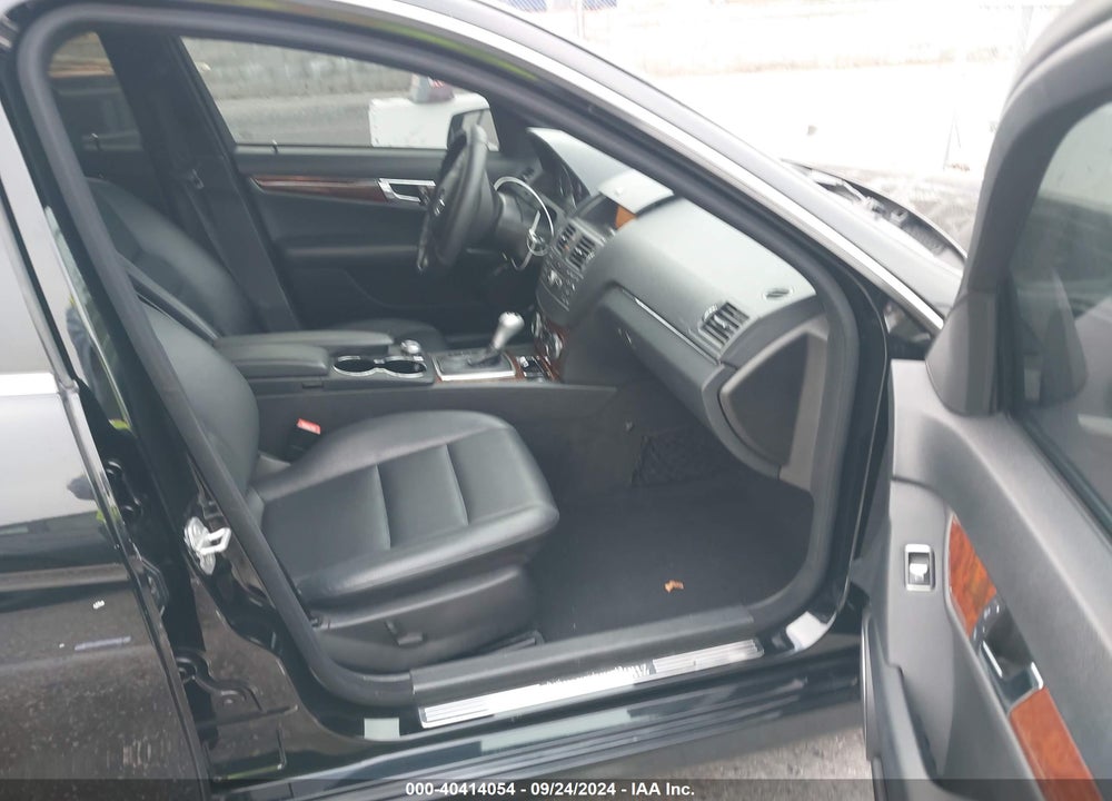 2011 MERCEDES-BENZ C 300 LUXURY/SPORT VIN: WDDGF5EB9BR180166
