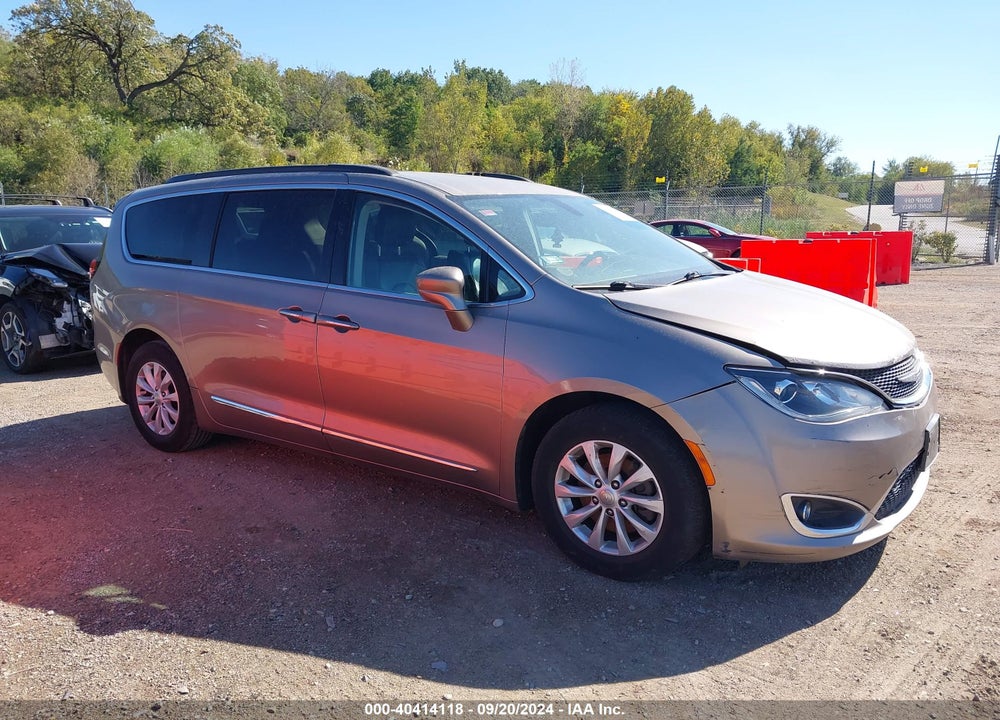 2017 CHRYSLER PACIFICA TOURING L VIN: 2C4RC1BGXHR539905