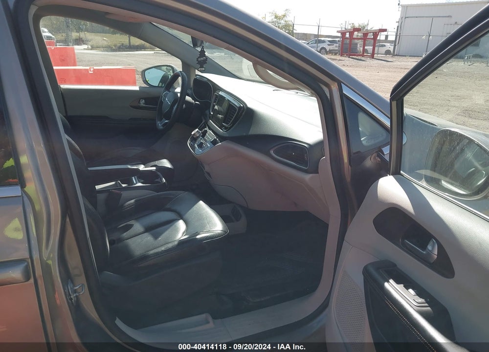 2017 CHRYSLER PACIFICA TOURING L VIN: 2C4RC1BGXHR539905