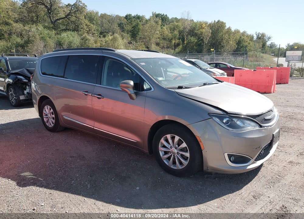 2017 CHRYSLER PACIFICA TOURING L VIN: 2C4RC1BGXHR539905