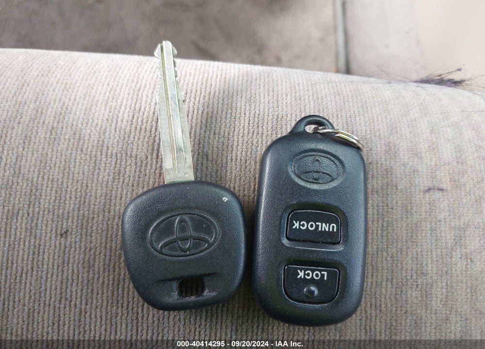 2005 TOYOTA COROLLA LE VIN: 1NXBR32E05Z375116