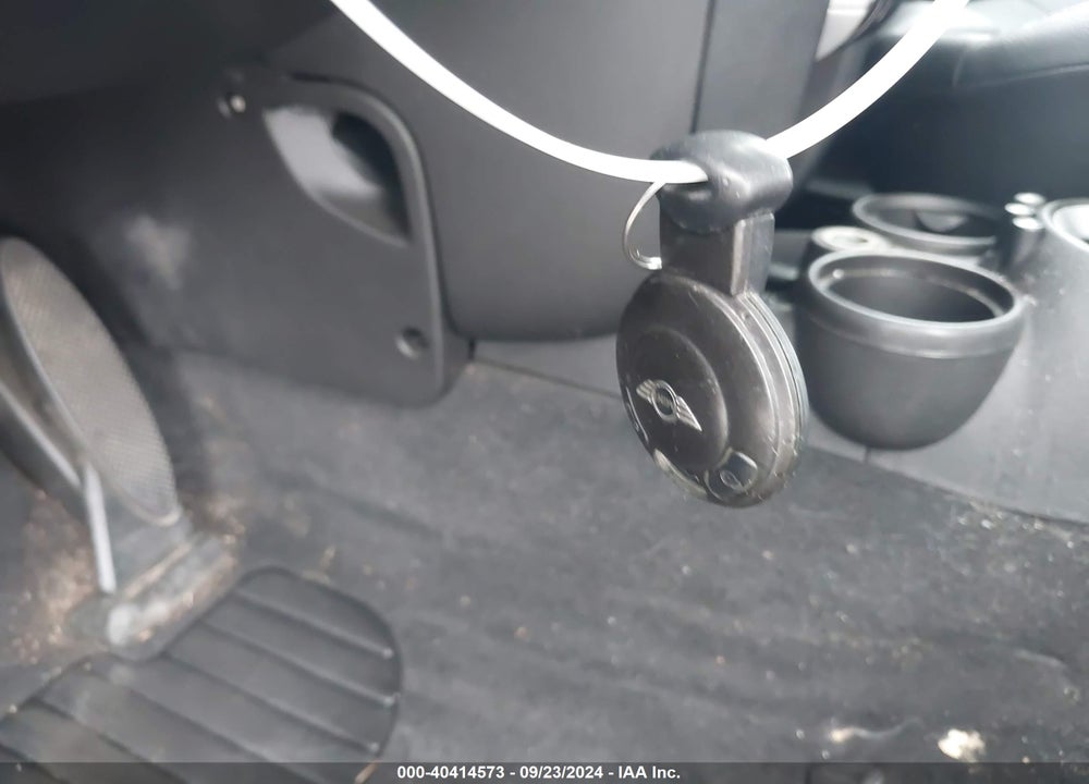2009 MINI COOPER VIN: WMWMF335X9TU70229