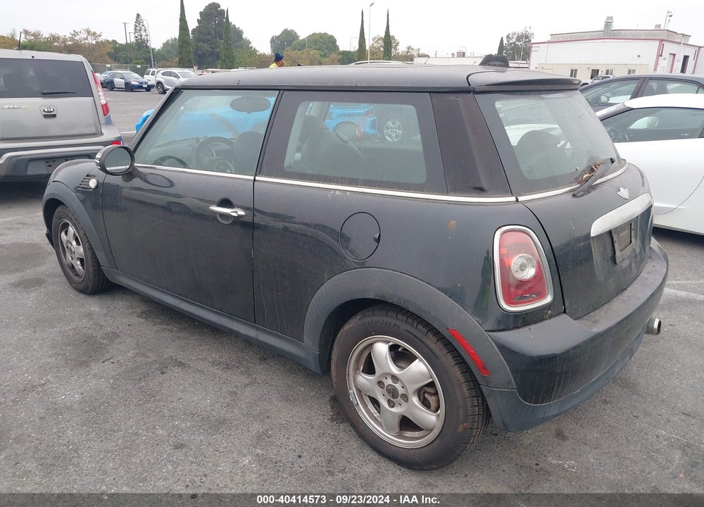 2009 MINI COOPER VIN: WMWMF335X9TU70229