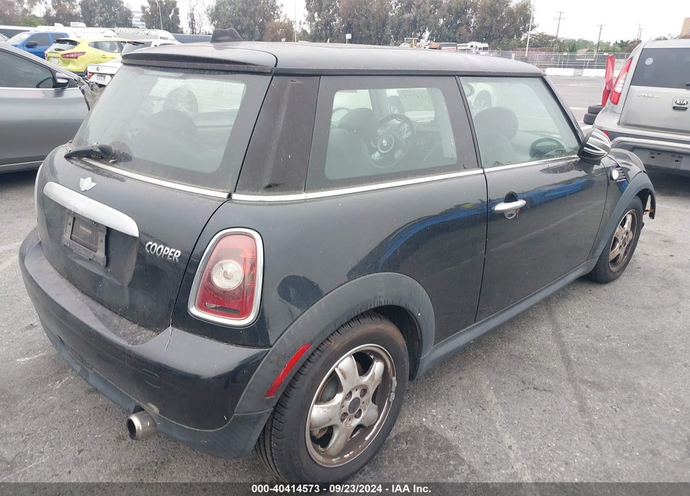 2009 MINI COOPER VIN: WMWMF335X9TU70229