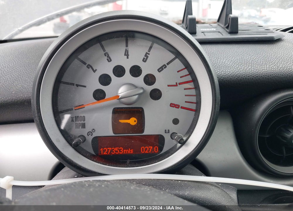 2009 MINI COOPER VIN: WMWMF335X9TU70229